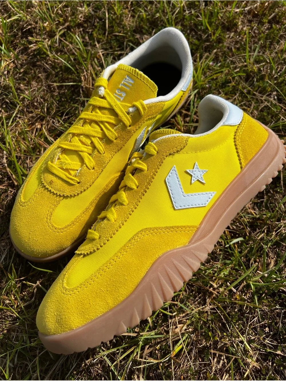 CLEAN Converse size 8.5 Womens Run Star Trainer Wren Yellow shoes